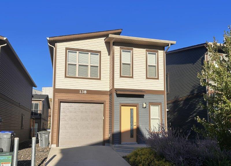 Spacious Floor Plan In This 2 Bedroom & 2 Bath Detached Home!   2 Bedrooms & 2 Baths