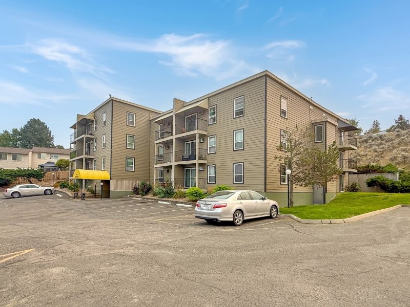 Bright & Updated 2 Bedroom Unit, Perfect First Time Buyers, Students or Investor!   2 Bedrooms  & 1 Bath