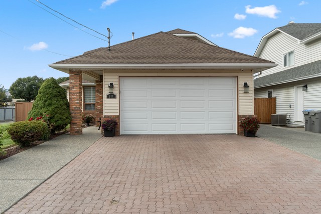 Elegant Two Storey Executive Home With Classic Charm & Modern Comfort!   5 Bedrooms  & 3 Baths