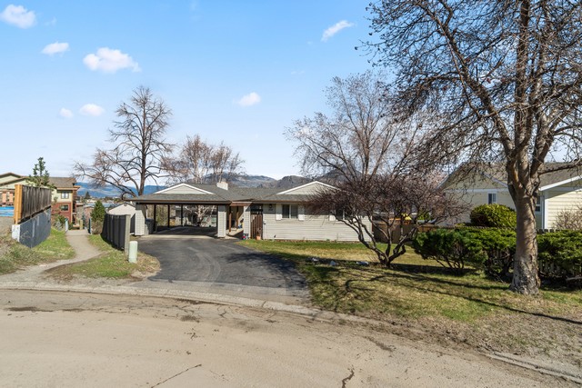 Great Family Home with 3 Bedroom Up Plus 2 Bedroom In-Law Suite in Quiet Cul de Sac. 5 Bedrooms & 2 Bath