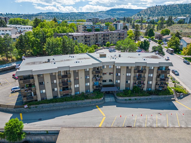 Centrally Located & Move In Ready Featuring Plenty Of Windows & A Spacious Layout! 1 Bedroom & 1 Bath